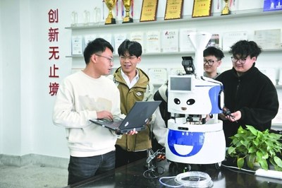 西南石油大學成功研發兩款智能機器人，開啟智能化新篇章