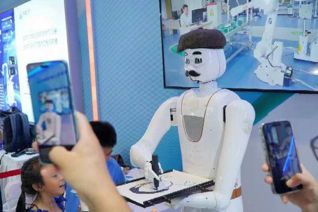 智能機器人研發新篇 俯臥撐競技與機器臂畫像，與觀眾頻頻互動