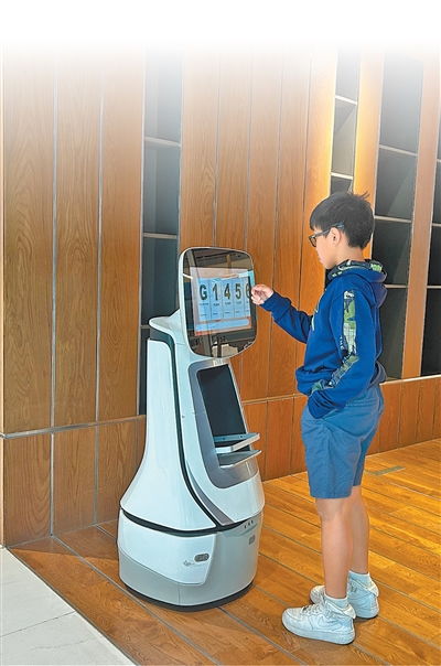 智造出海 中國(guó)服務(wù)機(jī)器人走俏海外的創(chuàng)新之路